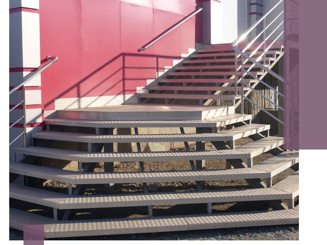 Лестницы для магазина в Камне-на-Оби — изготовление и монтаж