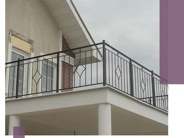 Изготовление балконных ограждений в Камне-на-Оби из металла и стекла